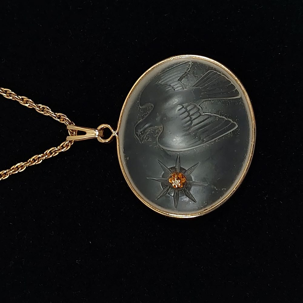Rope Chain Necklace with Round Opaque Pendant Featuring Diamond Chip