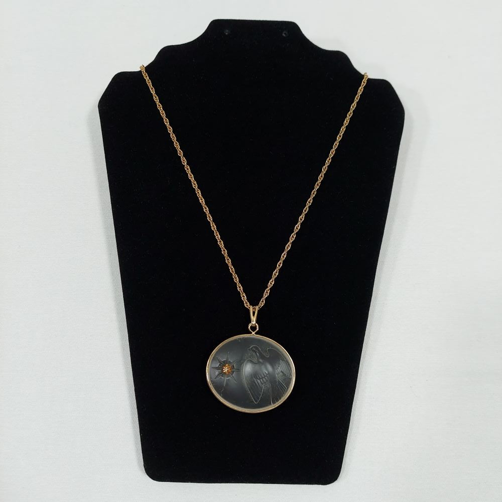 Rope Chain Necklace with Round Opaque Pendant Featuring Diamond Chip